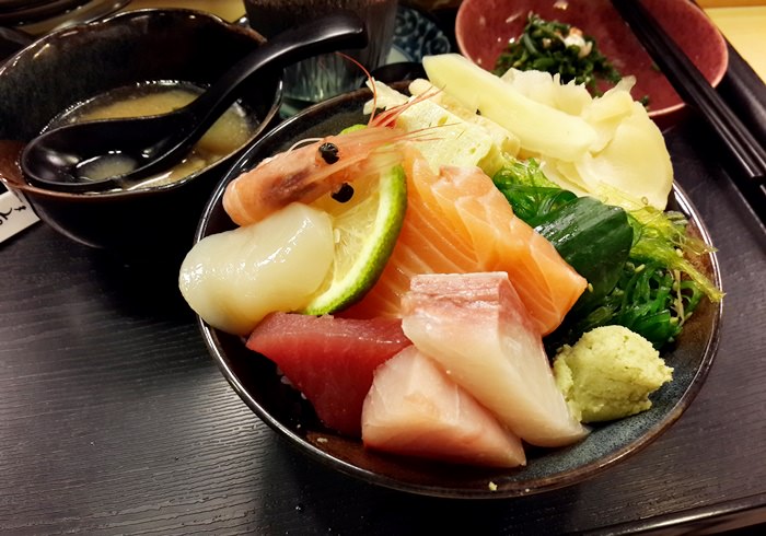 【食記】火紅排隊美食 平價日式料理 – 小六食堂@行天宮站