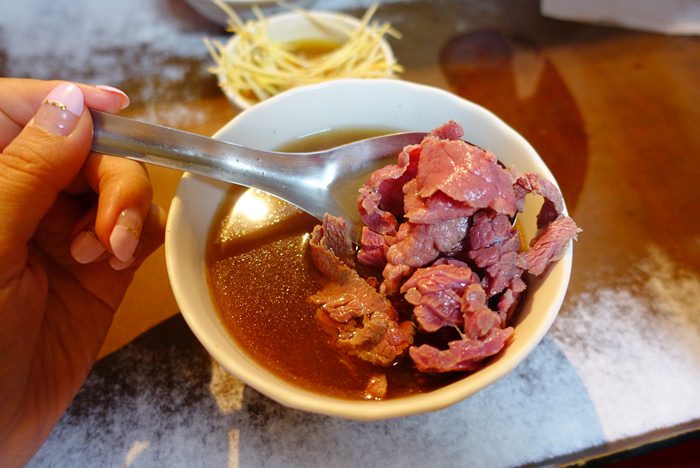 【台南．美食】- 一種解任務的概念．六千牛肉湯