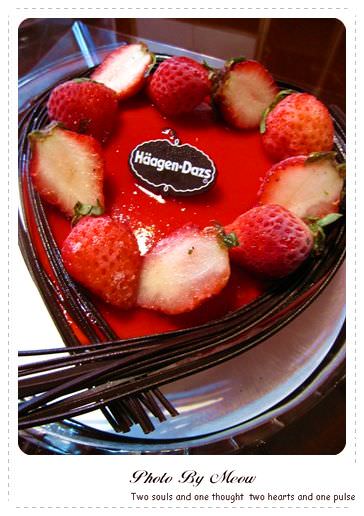 【甜食】Haagen-Dazs 冰淇淋草莓蛋糕-心花朵朵