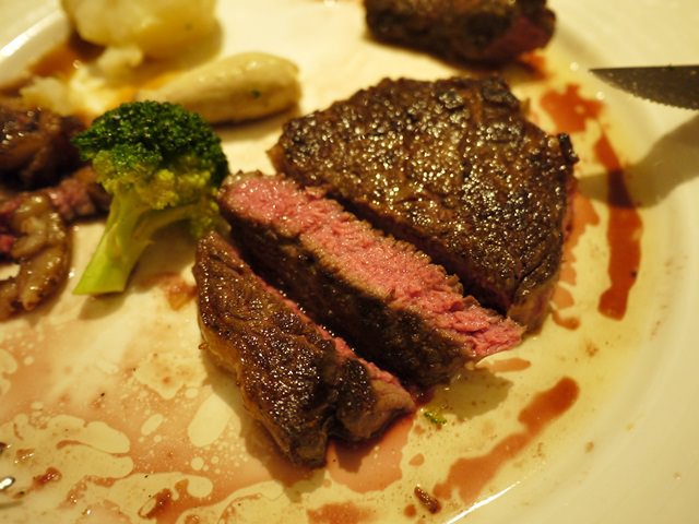 【食記】老字號的美味牛排 – 雅室牛排 Steak Inn @ 東區