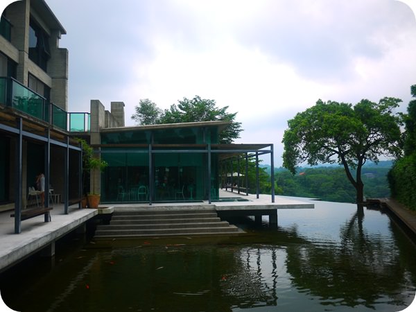 【新竹．景觀餐廳】新竹 巧立在峨眉湖邊的 – 二泉湖畔咖啡民宿